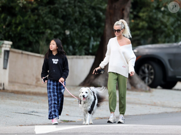 Laeticia Hallyday et ses filles Jade, 15 ans, et Joy, 11 ans, promènent leur chien Cheyenne dans le quartier de Brentwood à Los Angeles, pendant la période de confinement liée à l'épidémie de coronavirus (Covid-19), le 1er avril 2020.