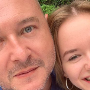 Cauet prend la pose avec sa fille Ivana pour son dix-septième anniversaire. Mai 2019.