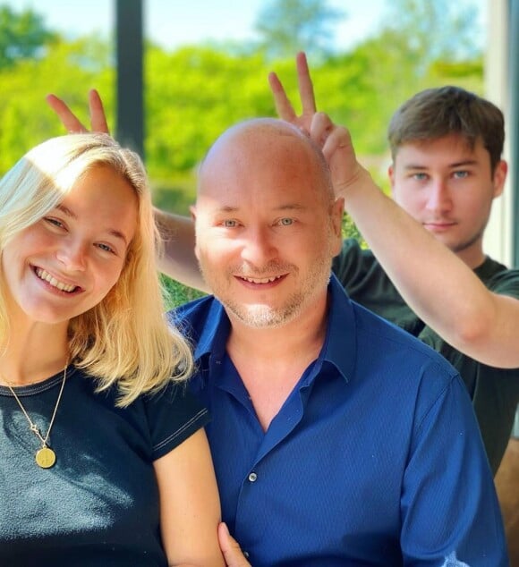 Cauet et ses enfants, Ivana et Valmont, sur Instagram. Le 28 avril 2020.