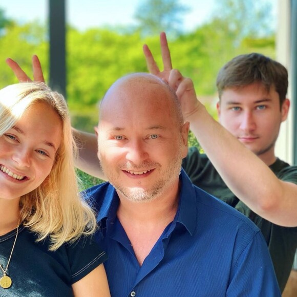 Cauet et ses enfants, Ivana et Valmont, sur Instagram. Le 28 avril 2020.