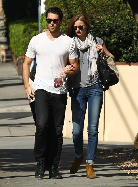 Exclusif - Emily VanCamp et son petit ami Joshua Bowman se rendent chez un ami à West Hollywood  Exclusive - Couple Emily VanCamp and Joshua Bowman stopping by a friends house in West Hollywood, California on February 13, 201413/02/2014 - West Hollywood