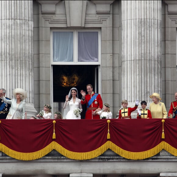 Michael Middleton, Carole Middleton, le prince Charles et Camilla Parker Bowles, duchesse de Cornouailles, la reine Elisabeth II d'Angleterre, le prince Philip, duc d'Edimbourg, Pippa Middleton et le prince Harry - Mariage de Kate Middleton et du prince William d'Angleterre à Londres. Le 29 avril 2011. Parmi les demoiselles d'honneur, l'adorable boudeuse Grace van Cutsem.