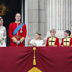 La reine Elisabeth II d'Angleterre - Mariage de Kate Middleton et du prince William d'Angleterre à Londres. Le 29 avril 2011. Parmi les demoiselles d'honneur, l'adorable boudeuse Grace van Cutsem.