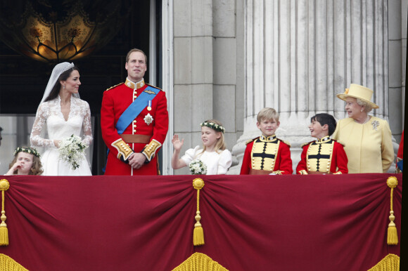 La reine Elisabeth II d'Angleterre - Mariage de Kate Middleton et du prince William d'Angleterre à Londres. Le 29 avril 2011. Parmi les demoiselles d'honneur, l'adorable boudeuse Grace van Cutsem.