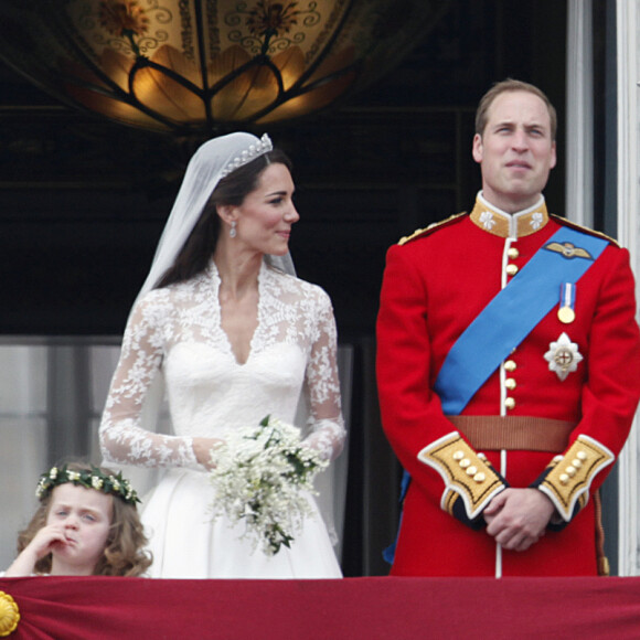 La reine Elisabeth II d'Angleterre - Mariage de Kate Middleton et du prince William d'Angleterre à Londres. Le 29 avril 2011. Parmi les demoiselles d'honneur, l'adorable boudeuse Grace van Cutsem.