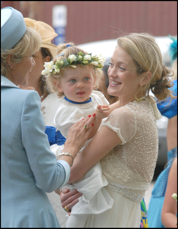 Grace van Cutsem dans les bras de sa mère Rose van Cutsem lors d'un mariage à Londres en août 2009.