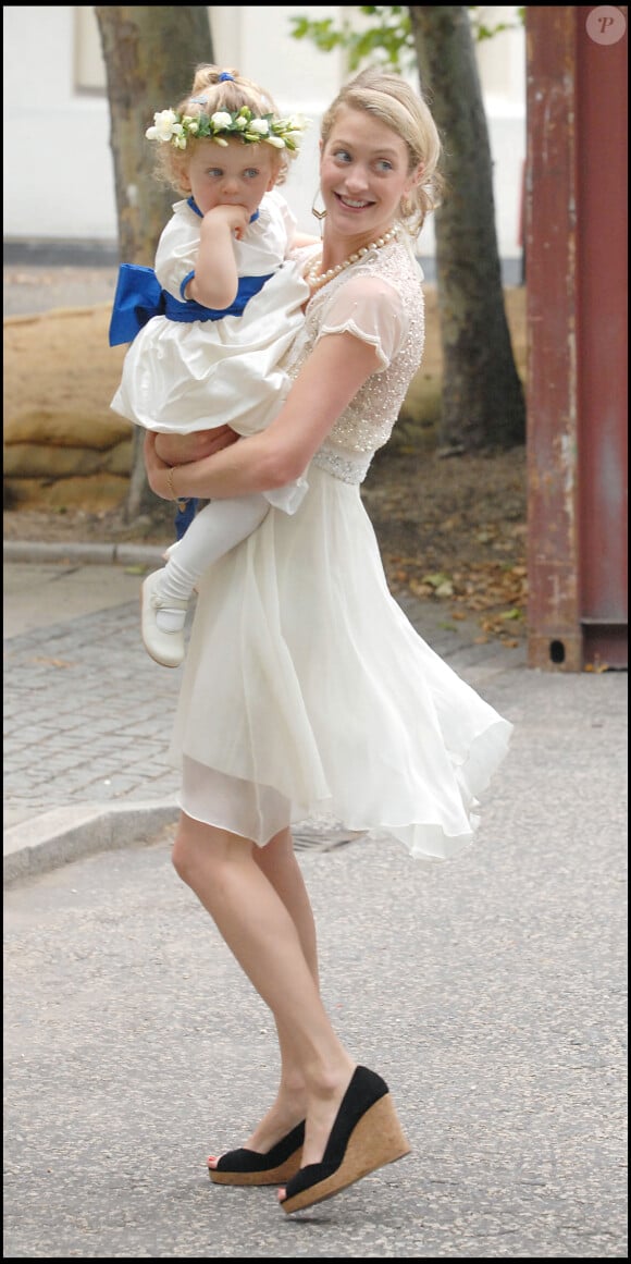 Grace van Cutsem dans les bras de sa mère Rose van Cutsem lors d'un mariage à Londres en août 2009.