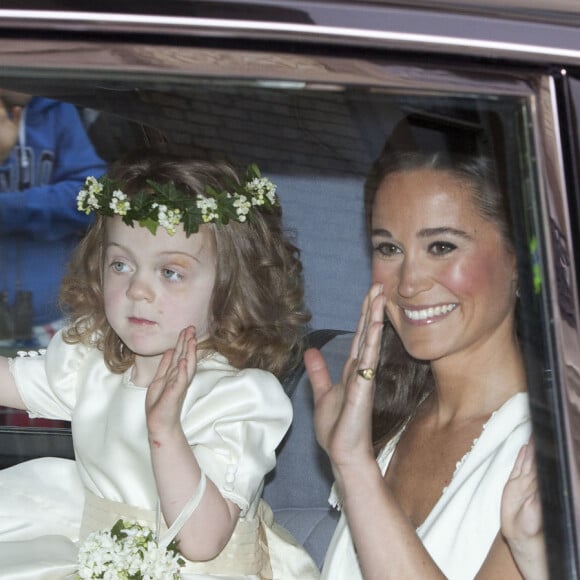 Pippa Middleton et la jeune Grace van Cutsem, demoiselle d'honneur du prince William et Kate Middleton, lors de leur mariage célébré à Londres le 29 avril 2011.