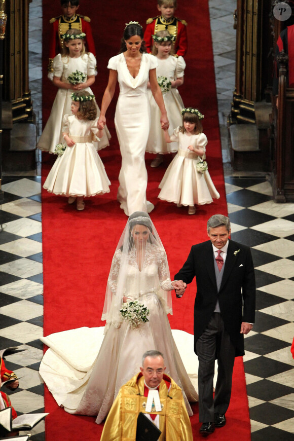 Pippa Middleton et la jeune Grace van Cutsem (à gauche), demoiselle d'honneur du prince William et Kate Middleton, lors de leur mariage célébré à Londres le 29 avril 2011.