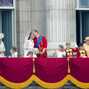 Le prince Charles, Camilla Parker Bowles, duchesse de Cornouailles, la reine Elisabeth II d'Angleterre et le prince Philip, duc d'Edimbourg, Pippa Middleton et le prince Harry, lors du mariage du prince William et de Kate Middleton. Le 29 avril 2011