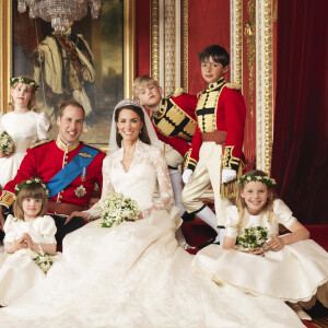 Kate Middleton et le prince William le jour de leur mariage, le 29 avril 2011, au palais de Buckingham, avec leurs enfants d'honneur : Margarita Armstrong-Jones, Eliza Lopes, Grace van Cutsem, Lady Louise Windsor, Tom Pettifer, William Lowther-Pinkerton.