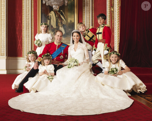 Kate Middleton et le prince William le jour de leur mariage, le 29 avril 2011, au palais de Buckingham, avec leurs enfants d'honneur : Margarita Armstrong-Jones, Eliza Lopes, Grace van Cutsem, Lady Louise Windsor, Tom Pettifer, William Lowther-Pinkerton.