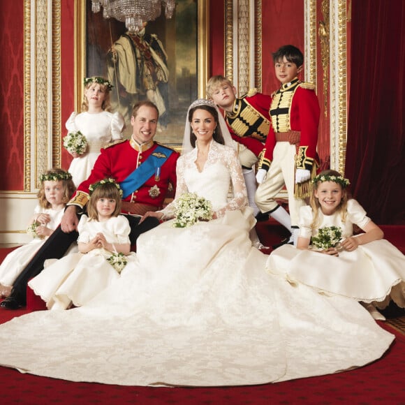 Kate Middleton et le prince William le jour de leur mariage, le 29 avril 2011, au palais de Buckingham, avec leurs enfants d'honneur : Margarita Armstrong-Jones, Eliza Lopes, Grace van Cutsem, Lady Louise Windsor, Tom Pettifer, William Lowther-Pinkerton.