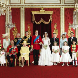 Le prince William et Kate Middleton le jour de leur mariage, le 29 avril 2011, au palais de Buckingham, entourés de leurs proches : Grace van Cutsem, Eliza Lopes, le prince Philip, la reine Elizabeth, Margarita Armstrong-Jones, Lady Louise Windsor, William Lowther-Pinkerton, Tom Pettifer, le prince Charles et son épouse Camilla, le prince Harry, Michael et Carole Middleton, James Middleton et Pippa Middleton. 