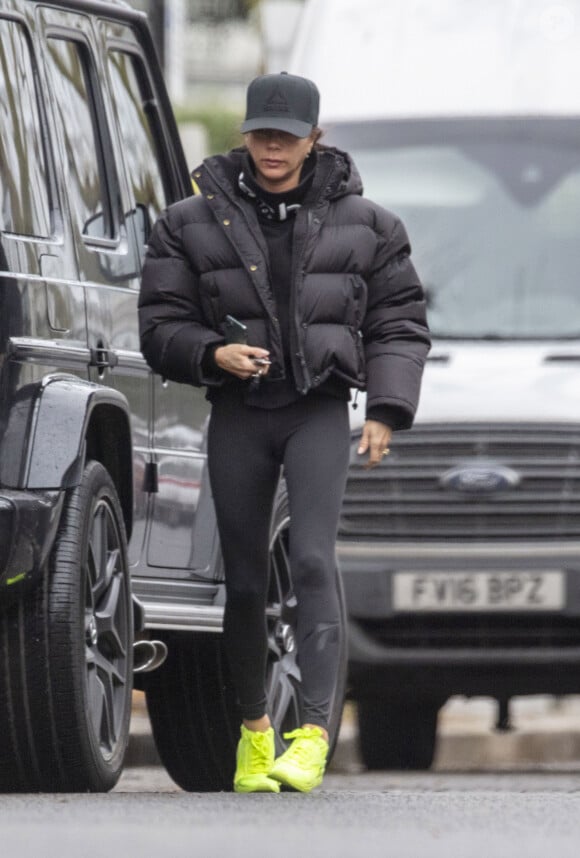 Exclusif - Victoria Beckham en tenue de sport à la sortie de sa voiture, un 4x4 noir, à Londres. Le 27 janvier 2020
