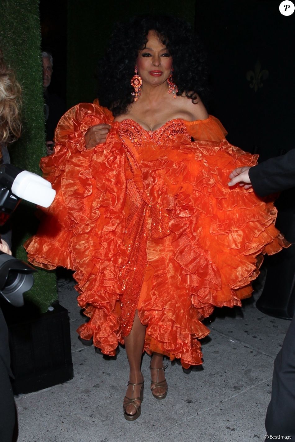 Diana Ross Porte Une Robe Orange A Froufrous A La Sortie De Sa Fete D Anniversaire 75 Ans Au Warwick A Hollywood Los Angeles Le 26 Mars 19 Purepeople