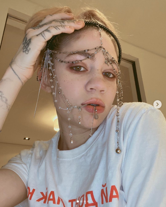 La chanteuse Grimes, enceinte, quelques jours avant son accouchement. Avril 2020.