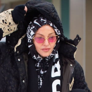 Madonna et son supposé compagnon Ahlamalik Williams à l'aéroport de New York le 27 décembe 2019. Elle est aussi accompagnée par ses jumelles Estere et Stella.