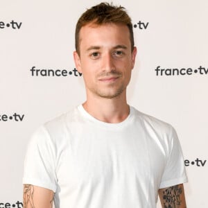 Hugo Clément au photocall de la conférence de presse de France 2 au théâtre Marigny à Paris le 18 juin 2019 © Coadic Guirec / Bestimage