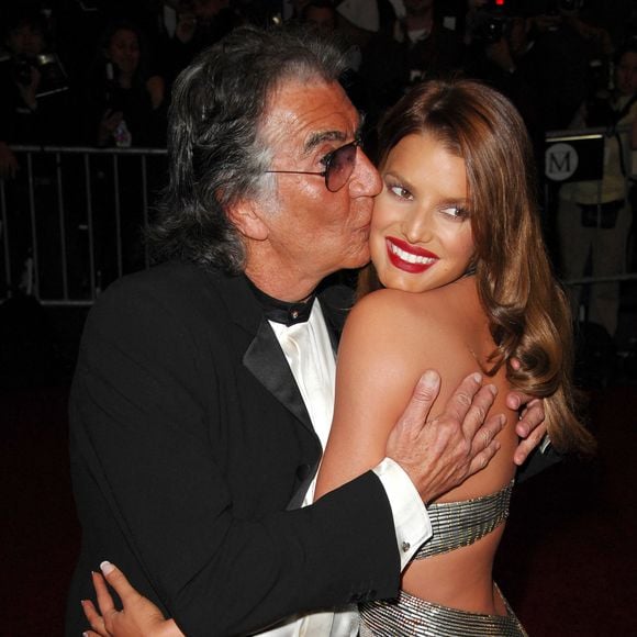 Jessica Simpson et le créateur Roberto Cavalli assistent au Met Gala 2007 au Metropolitan Museum of Art. New York, le 8 mai 2007.