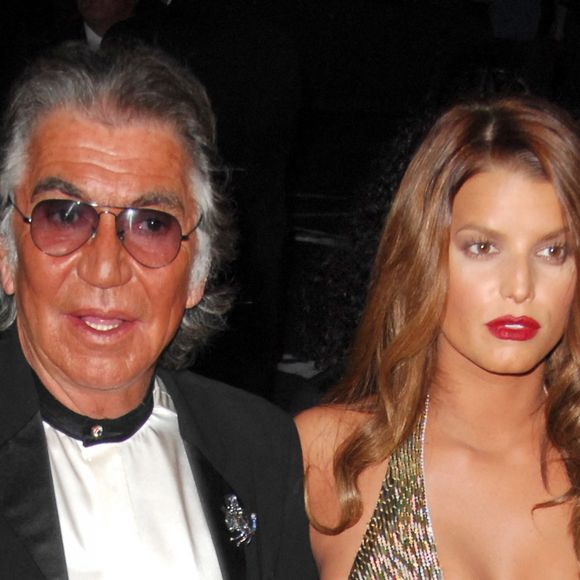 Jessica Simpson et le créateur Roberto Cavalli assistent au Met Gala 2007 au Metropolitan Museum of Art. New York, le 8 mai 2007.