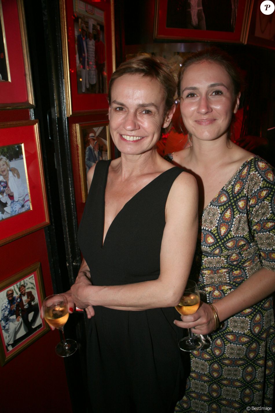 Sandrine Bonnaire Et Sa Fille Jeanne Michou Fete Son e Anniversaire Dans Son Cabaret Avec Ses Amis A Paris Le 18 Juin 19 C Jlppa Bestimage Purepeople