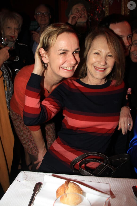 Exclusif - Sandrine Bonnaire et Nathalie Baye lors du déjeuner pour la remise d'un chèque pour l'association Les p'tits poulbots de Montmartre au cabaret Chez Michou à Paris, France, le 19 janvier 2020. © Philippe Baldini/Bestimage