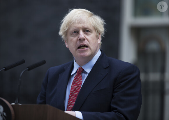 Le Premier ministre britannique Boris Johnson fait sa première déclaration publique sur les marches de Downing Street à Londres, en Angleterre, le 27 avril 2020, il s'est remis de l'épidémie de coronavirus COVID-19.
