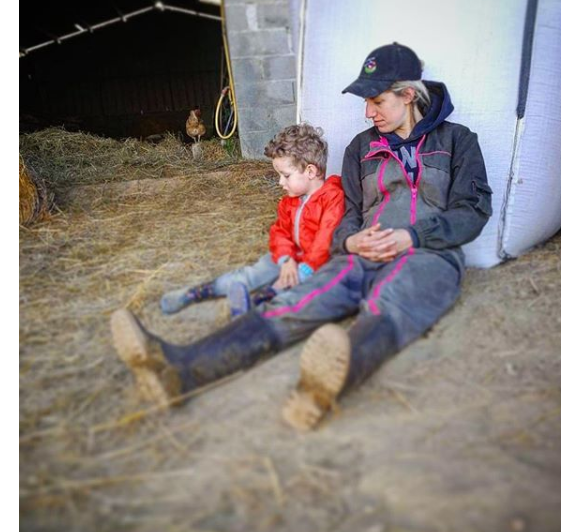 Claire de "L'amour est dans le pré" au côté de son fils Mathéo, à la ferme - Instagram, 28 avril 2018