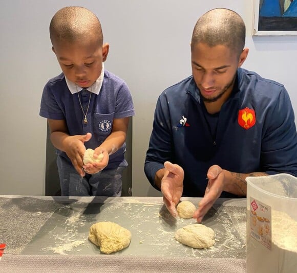 Tony Yoka et son fils Ali en pleine confection de burgers à la maison, fin avril 2020, photo Instagram.