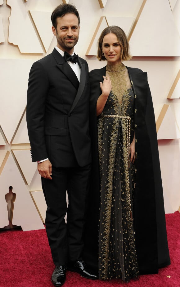 Natalie Portman (cape et robe Dior Haute Couture) et son mari Benjamin Millepied lors du photocall des arrivées de la 92ème cérémonie des Oscars 2020 au Hollywood and Highland à Los Angeles, le 9 février 2020.