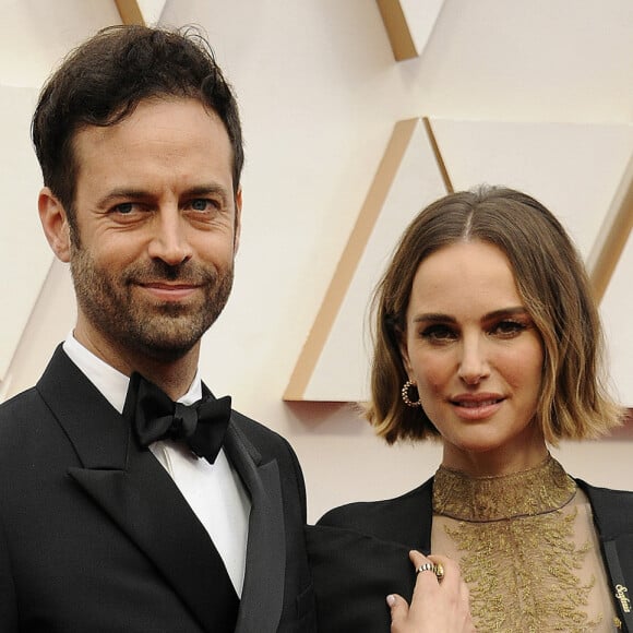 Natalie Portman (cape et robe Dior Haute Couture) et son mari Benjamin Millepied lors du photocall des arrivées de la 92ème cérémonie des Oscars 2020 au Hollywood and Highland à Los Angeles, le 9 février 2020.