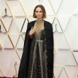 Natalie Portman (cape et robe Dior Haute Couture) lors du photocall des arrivées de la 92ème cérémonie des Oscars 2020 au Hollywood and Highland à Los Angeles, le 9 février 2020.
