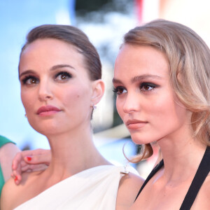 Natalie Portman (habillée en Dior), enceinte, et Lily Rose Depp à la première de "Planetarium" lors du 73ème Festival du Film de Venise, le 8 septembre 2016.