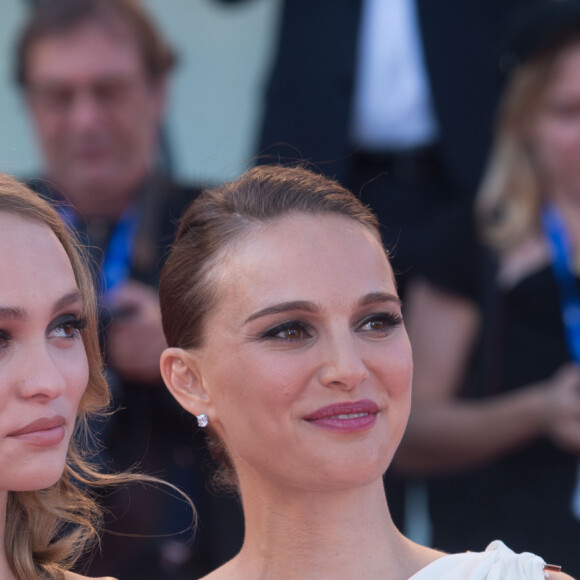 Natalie Portman, enceinte, et Lily Rose Depp à la première de "Planetarium" lors du 73ème Festival du Film de Venise, le 8 septembre 2016.