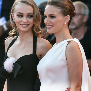 Natalie Portman (habillée en Dior), enceinte, et Lily Rose Depp à la première de "Planetarium" lors du 73ème Festival du Film de Venise, le 8 septembre 2016.