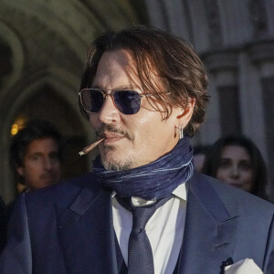 Johnny Depp à la sortie de la Royal Court of Justice, à Londres, le 26 février 2020, dans le cadre de son bras de fer judiciaire contre le tabloïd "The Sun".