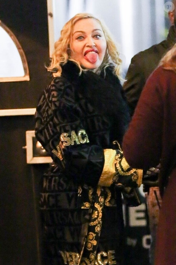 Exclusif - Madonna tire la langue à ses fans à la sortie d'un concert au Chicago theatre à Chicago lors de sa tournée "Madame X" le 28 octobre 2019.