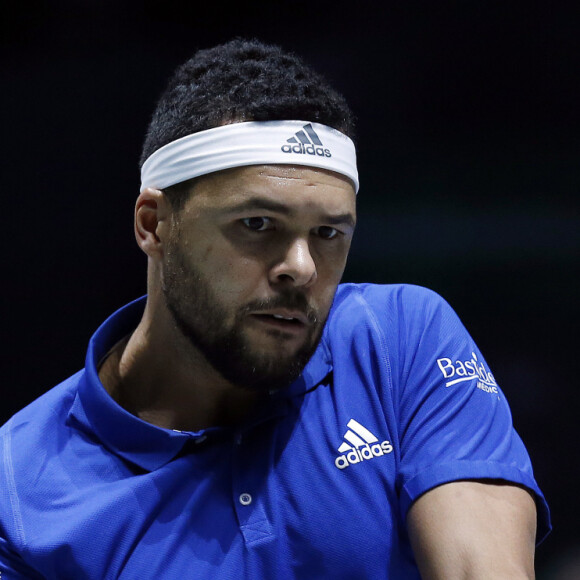 Le Français Jo-Wilfried Tsonga affronte le serbe F.Krajinovic lors de la 4ème journée de la Coupe Davis à Madrid, le 21 novembre 2019.