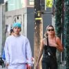 Justin Bieber et sa femme Hailey Baldwin Bieber s'embrassent en balade en amoureux dans le quartier de West Hollywood à Los Angeles, le 4 mars 2020