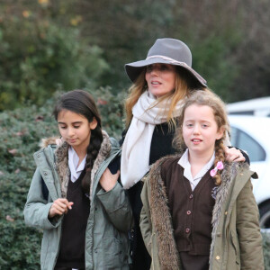 Exclusif - Geri Halliwell (enceinte) accompagnée de sa mère Ana María Hidalgo va chercher sa fille Bluebell à l'école à Londres, le 9 décembre 2016.