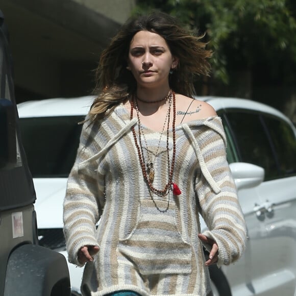 Paris Jackson est allée mettre de l'essence dans sa voiture à Hollywood, Los Angeles malgré le confinement imposé par les autorités pour endiguer la pandémie du coronavirus (COVID-19), le 21 mars 2020.