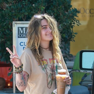 Exclusif - Paris Jackson fait un signe de paix aux photographes à la sortie d'un Starbucks dans le quartier de Malibu à Los Angeles, le 4 mars 2020