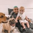 Thibault Kuro avec son fils Maylone et ses chiens June et Guizmo, le 6 mai 2020, sur Instagram