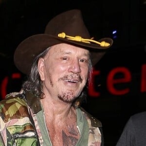 Mickey Rourke quitte le Staples Center après le "Ultimate Fighting Championship 2018" à Los Angeles le 4 août 2018.