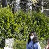 Laeticia Hallyday, ses filles Jade et Joy, Christina, avec des masques, et leurs chiens Santos, Cheyenne et Bono se promènent dans le quartier de Pacific Palisades, à Los Angeles, Californie, Etats-Unis, le 3 avril 2020.