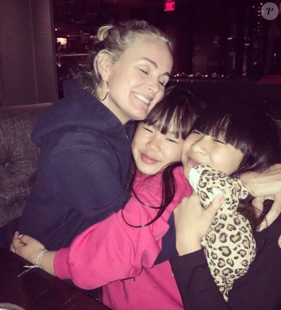 Laeticia Hallyday avec ses filles, Jade et Joy, sur Instagram. Le 11 mai 2020.