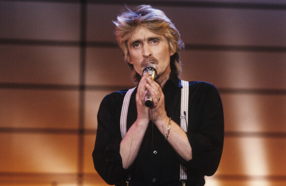 Christophe, chantant lors de l'émission "C'est encore mieux l'après-midi" le 30 décembre 1985. © Gérard Letellier via Bestimage
