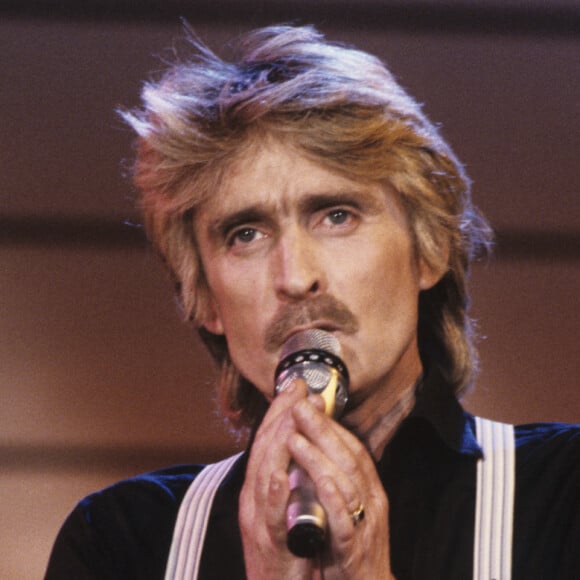 Christophe, chantant lors de l'émission "C'est encore mieux l'après-midi" le 30 décembre 1985. © Gérard Letellier via Bestimage