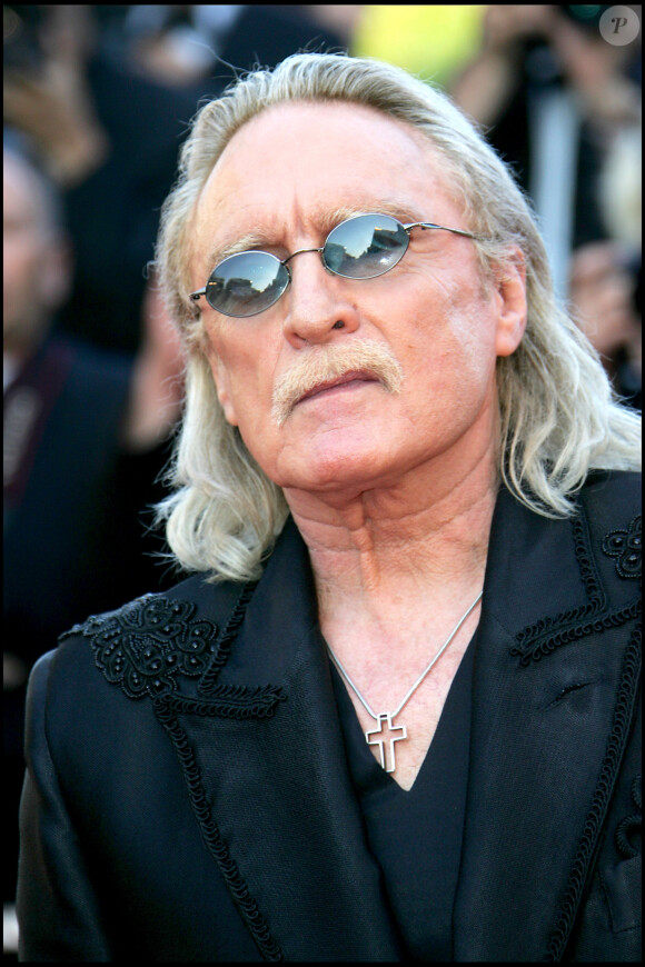 Christophe (Daniel Bevilacqua) au Festival de Cannes en 2006. Le chanteur, décédé le 16 avril 2020, a été inhumé le 7 mai 2020 au cimetière Montparnasse.